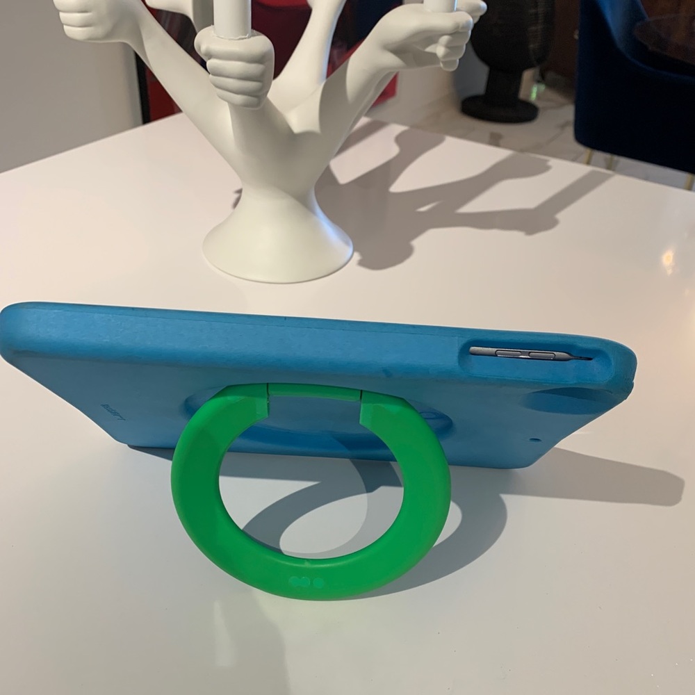 Chic And Solid Ipad Two Case/Stand - image 1